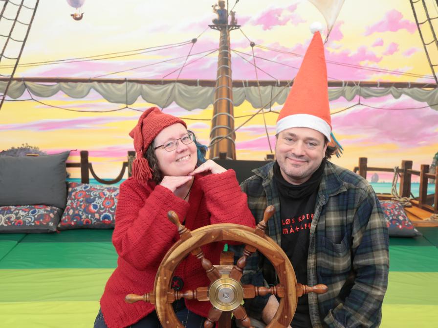 Julenisserne Louise og Ulrik med nissehuer på